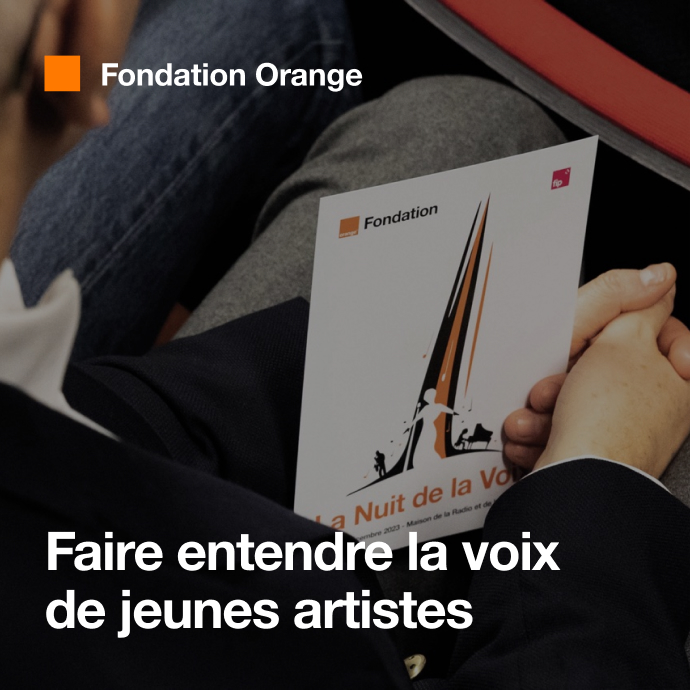 Un enfant est à un concert organisé par la Fondation Orange.